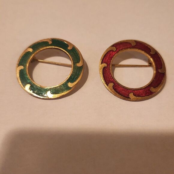 Jewelry - Vintage red and green 2 piece brooch set